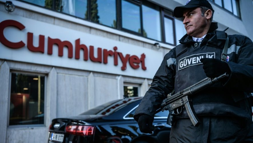 Un agent de sécurité devant le siège du journal Cumhuriyet à Istanbul, le 31 octobre 2016