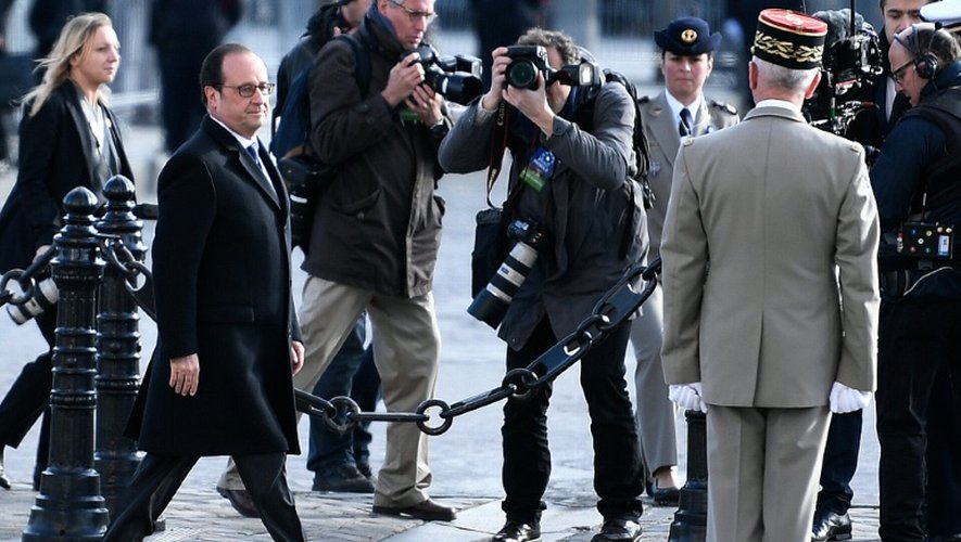François Hollande à son arrivée sous l'Arc de Triomphe François Holland sous l'Arc de Triomphe le 11 novembre 2016 à Paris