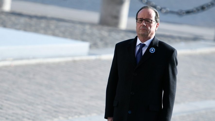 François Hollande sous l'Arc de Triomphe le 11 novembre 2016 à Paris