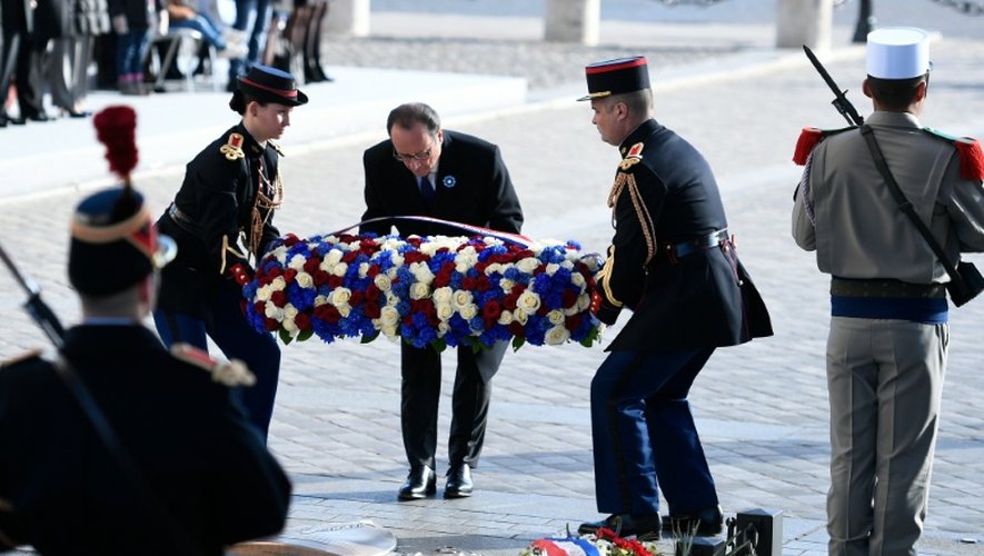 François Hollande dépose une gerbe sur la tombe du soldat inconnu le 11novembre 2016 sous l'Arc de Triomphe à Paris