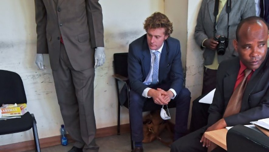 L'aristocrate britannique, Jack Alexander Wolf Marrian (D), face aux 100 kilos de cocaïne, le 11 novembre 2016 au siège du Département d'enquête criminelle de Nairobi