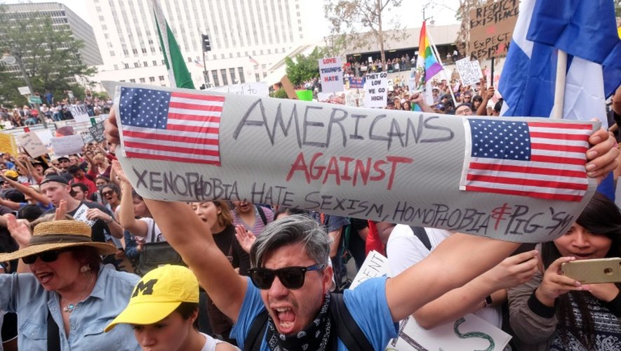Des manifestants hostiles au président élu Donald Trump à Los Angeles, le 12 novembre 2016