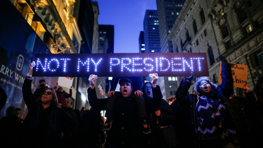 Des manifestants protestent contre l'élection de Donald Trump à la Maison Blanche le 12 novembre 2016 devant la Trump Tower à New York