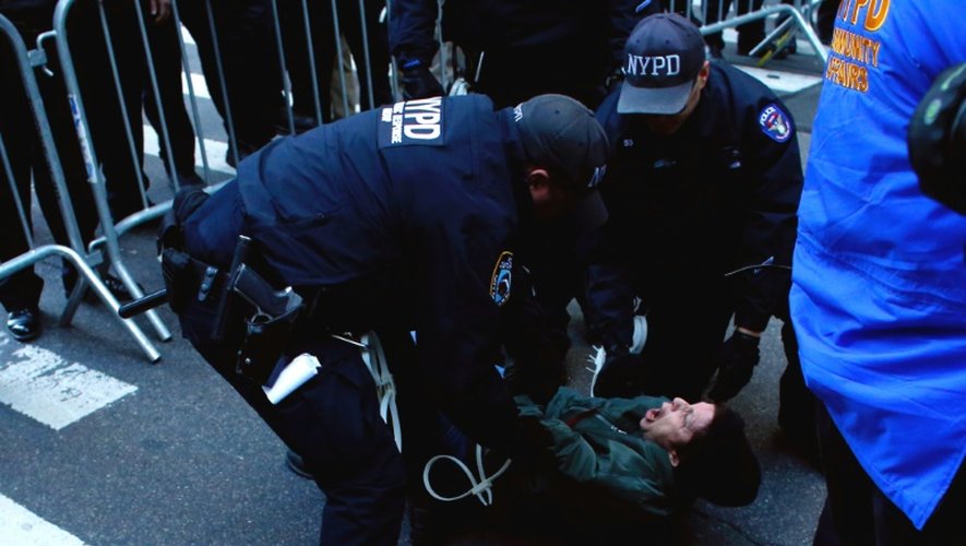 Une femme arrêtée lors d'une manifestation anti-Trump, le 12 novembre 2016 à New York