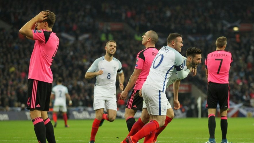 Adam Lallana congratulé par Wayne Rooney après avoir inscrit le 2e but de l'Angleterre face à l'Ecosse à Wembley, le 11 novembre 2016