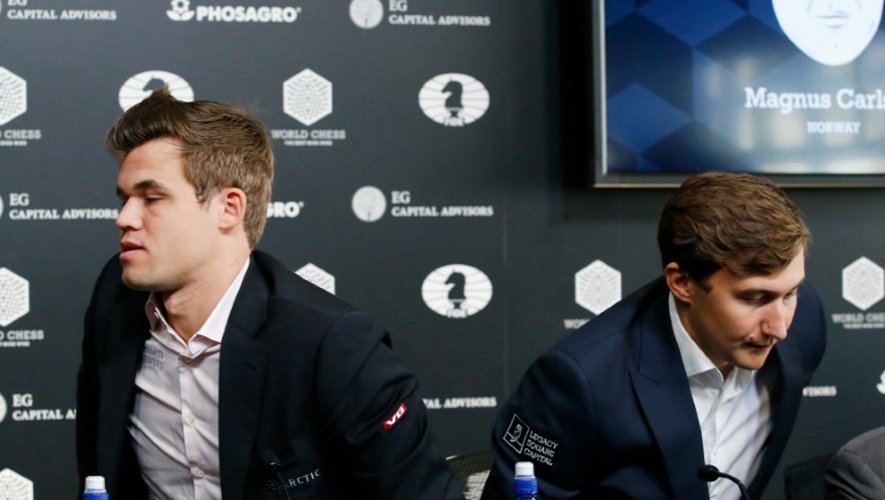 Les deux grands maîtres d'échecs le Norvégien Magnus Carlsen(g) et Sergueï Kariakin, se lèvent après leur conférence de presse, à New York, le  10 novembre 2016