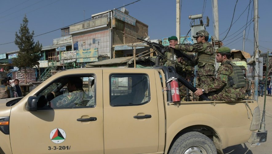 Des soldats afghans arrivent près de la base américaine de Bagram, le 12 novembre 2016 après une violente explosion