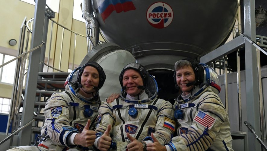 Le Français Thomas Pesquet, le Russe Oleg Novitsky et l'Américain Peggy Whitson devant un simulateur de vol  au centre spatial Gararine le 25 octobre 2016 près de Moscou