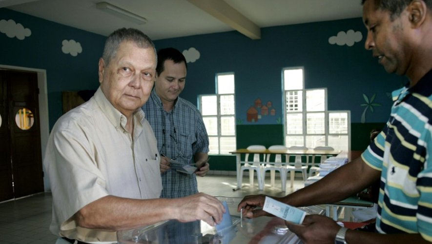 Le sénateur communiste de la Réunion Paul Vergès dépose son bulletin de vote dans l'urne, le 13 juin 2004 à La Possession
