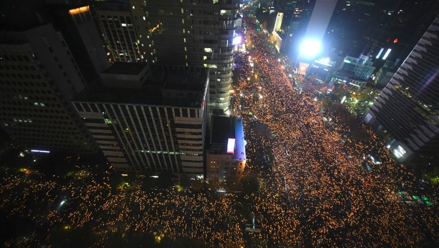 Des dizaines de milliers de Sud-coréens  manifestent en portant des bougies le 12 novembre 2016 à Seoul