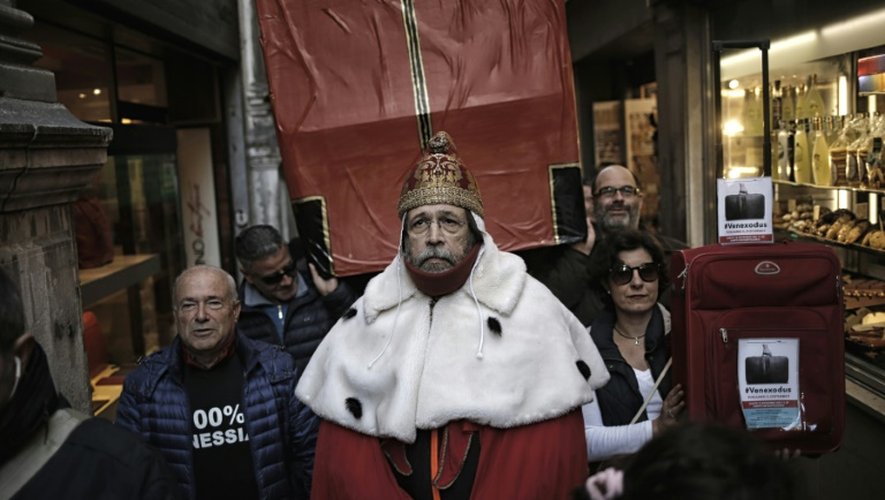 Un homme habillé en "Doge" manifeste avec des Vénitiens pour dénoncer l'exode de la population locale et la déferlante touristique sur la ville, le 12 novembre 2016