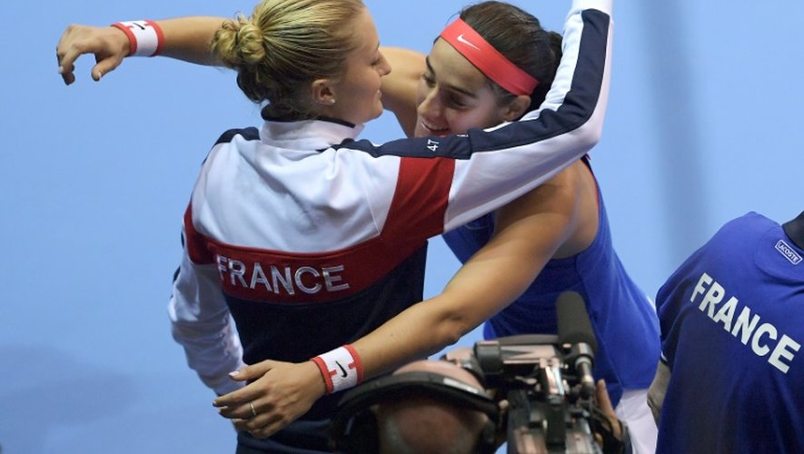 Caroline Garcia avec Kristina Mladenovic après avoir égalisé pour la France face aux Tchèques en Fed Cup, le 12 novembre 2016 à Strasbourg