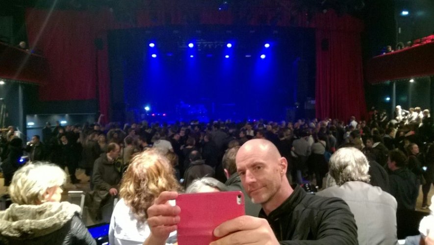 Un homme prend un selfie le 12 novembre 2016 dans la salle de concert du Bataclan qui rouvrait ses portes, un an après l'attaque qui avait fait 90 morts pendant le concert des Eagles of Death Metal le 13 novembre 2015