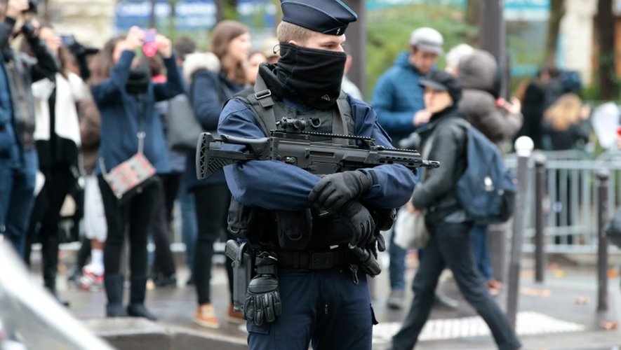 Un policier armé le 13 novembre 2016 devant le Bataclan à Paris