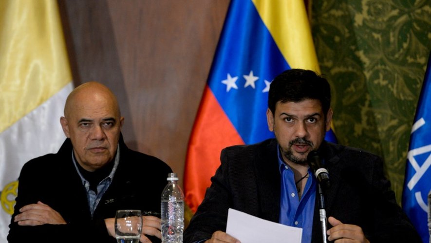 L'un des négociateurs de l'opposition, Carlos Ocariz (D), aux côtés du porte-parole de l'opposition Jesus Torrealba lors d'une conférence de presse, le 12 novembre 2016 à Caracas