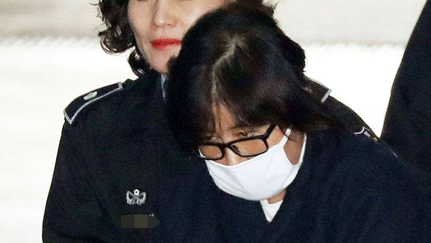 Choi Soon-Sil soupçonnée d'avoir influencé la présidente sud coréenne est escortée au poste de police de Séoul, le 3 novembre 2016