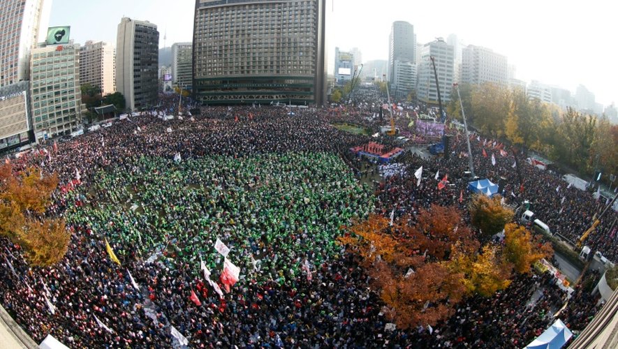 Des milliers de sud-coréens manifestent contre la présidente Park Geun-Hye  à Séoul, le 12 novembre 2016