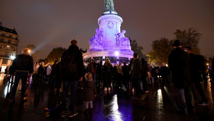 Rassemblement, le 13 novembre 2016, autour du mémorial disposé place de la République en mémoire des victimes des attentats du 13 novembre 2015