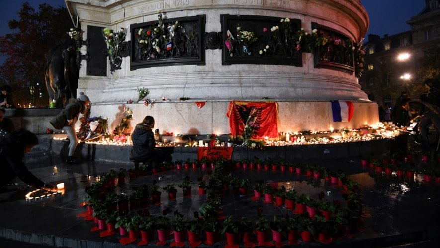 Rassemblement, le 13 novembre 2016, autour du mémorial disposé place de la République en mémoire des victimes des attentats du 13 novembre 2015