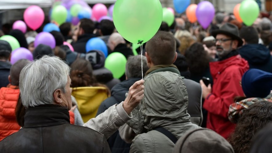 Lâcher de ballons devant la mairie du 11ème arrondissement en hommage aux victimes des attaques jihadistes, le 13 novembre 2016 à Paris