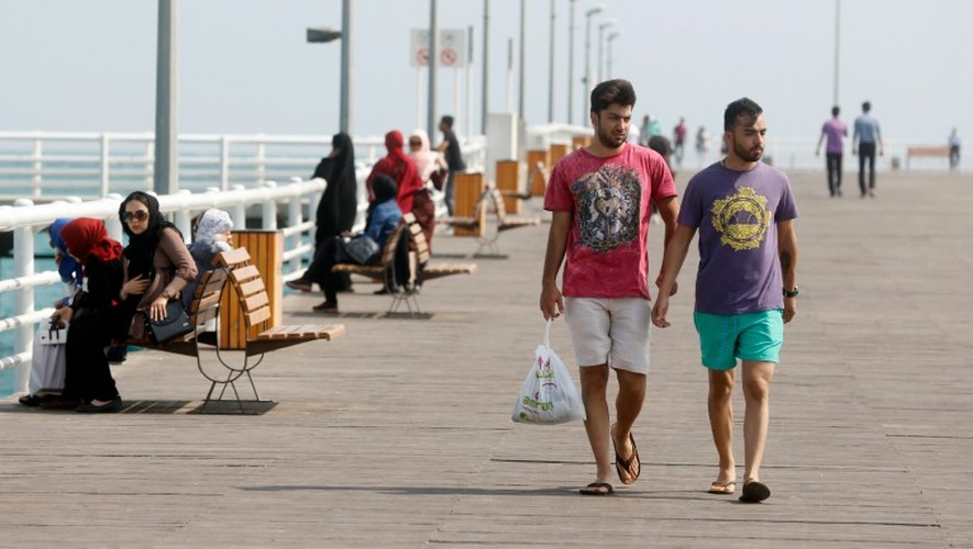 Des Iraniens se promènent le long du front de mer sur l'île de Kish, le 1er novembre 2016