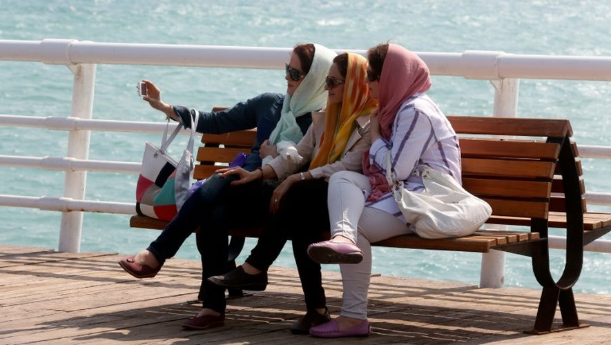 Des Iraniennes se prennent en selfie sur le front de mer de l'île de Kish, le 1er novembre 2016