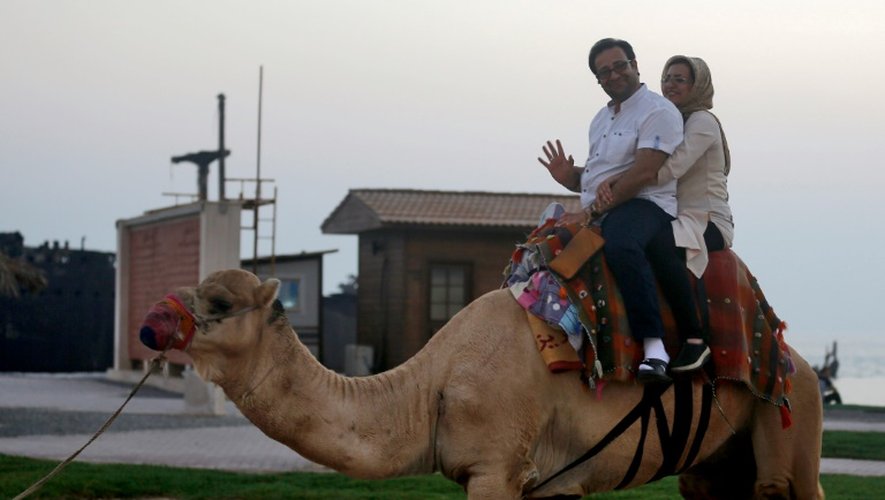 Des touristes iraniens se promènent sur un chameau sur l'île de Kish, le 1er novembre 2016