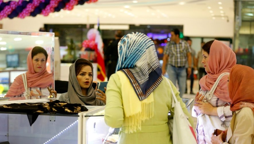 Shopping d'Iraniennes dans un centre commercial sur l'île de Kish, le 1er novembre 2016