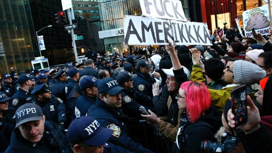 Des policiers new-yorkais font barrage aux manifestants anti-Trump, devant la Trump Tower, le 12 novembre 2016