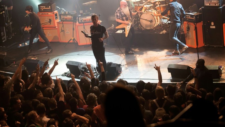 Le groupe de rock californien Eagles of Death Metal sur scène quelques instants avant l'attaque terroriste au Bataclan, le 13 novembre 2015 à Paris