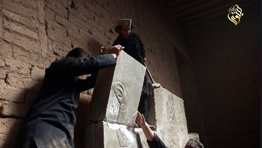 Capture d'écran d'une vidéo diffusée le 11 avril 2015 par le  média jihadiste Welayat Nineveh, montrant la destruction d'une tombe à Nimrod
