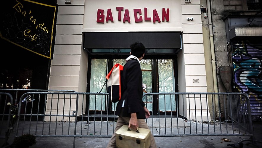 La mythique salle parisienne de concerts et spectacles du Bataclan dans laquelle les terroristes de l'État islamique ont abattu 90 personnes le 13 novembre 2015 accueille Sting pour sa réouverture.