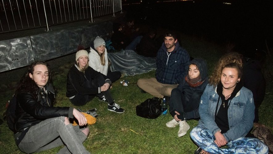 Des habitants passent la nuit dehors le 14 novembre 2016 à Wellington