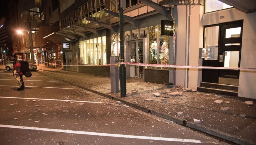 Des débris de verre et de béton tombés sur le trottoir d'une rue de Wellington, le 14 novembre 2016 en Nouvelle Zélande