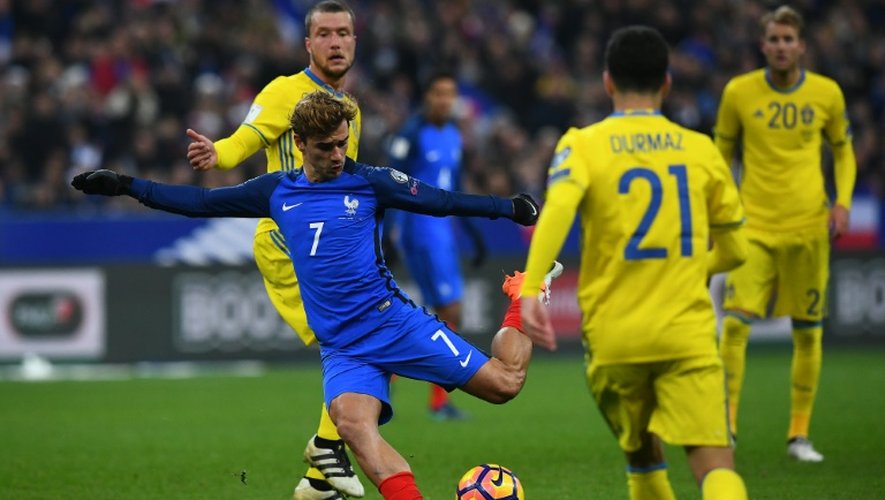 L'attaquant des Bleus Antoine Griezmann s'apprête à frapper le ballon lors du match face à la Suède en qualif pour le Mondial-2018 au Stade de France, le 11 novembre 2016