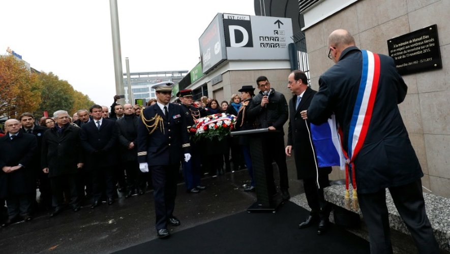 Le président  Francois Hollande et le maire de Saint-Denis Didier Paillard dévoilent la plaque en mémoire de Manuel Dias première victime des jihadistes,  le 13 novembre 2016 au Stade de France à Saint-Denis