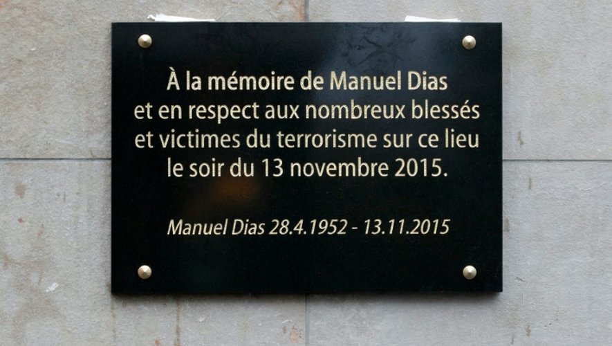 La plaque en mémoire de Manuel Dias première victime des jihadistes,  dévoilée le 13 novembre 2016 au Stade de France à Saint-Denis