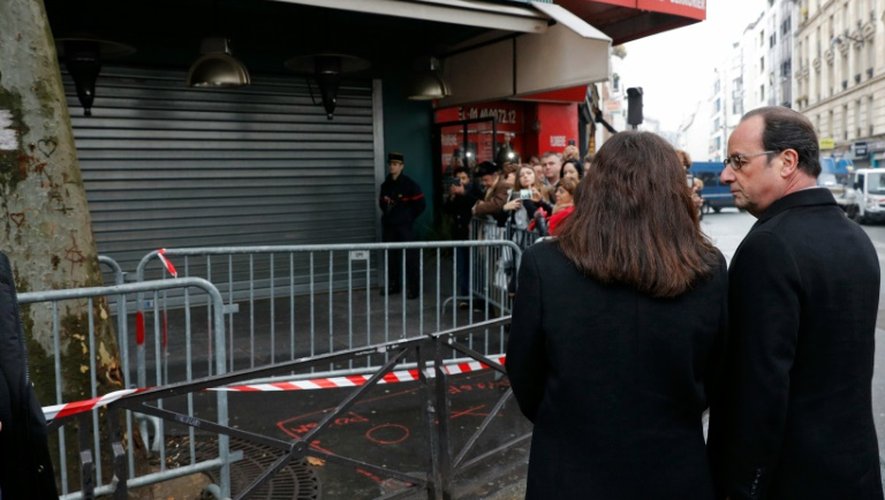 La maire de Paris Anne Hidalgo et le président François Hollande devant "La Belle Equipe" pour l'hommage aux victimes des attaques jihadistes le 13 novembre 2016 à Paris