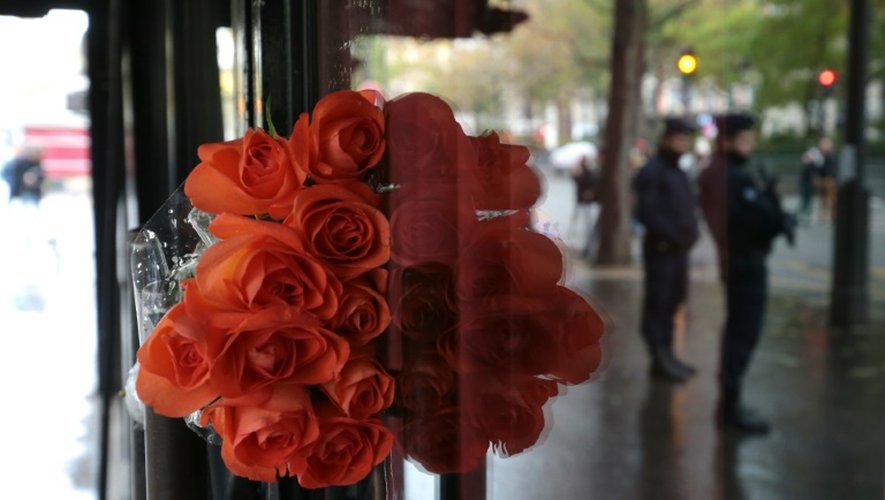 Un bouquet de roses rouges en hommage aux victimes, accroché le 13 novembre 2016 à l'entrée du Bataclan