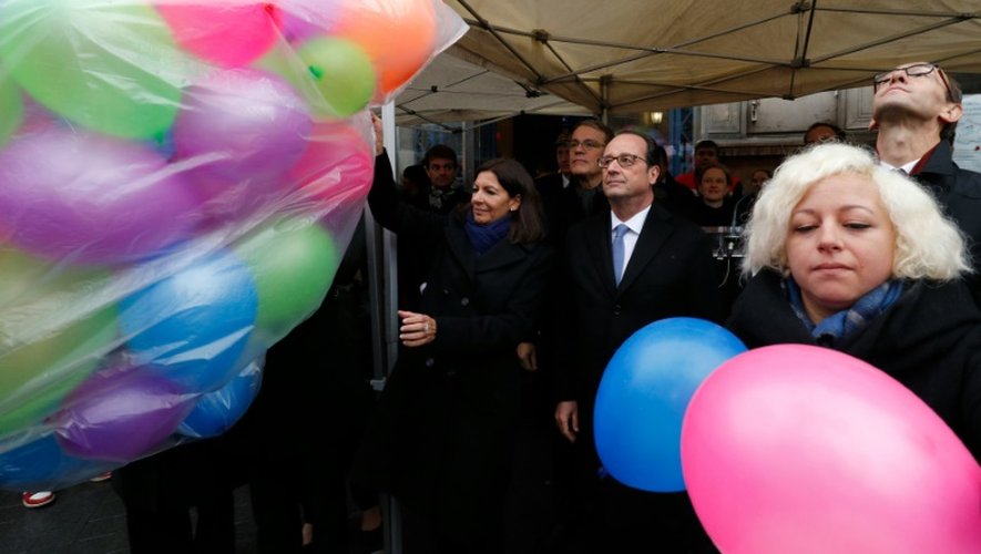 La maire de Paris Anne Hidalgo, le président François Hollande, et la   présidente de  l'association "Life for Paris" Caroline Langlade, lors d'un lâcher de ballons devant la mairie du 11ème, le 13 novembre 2016 à Paris