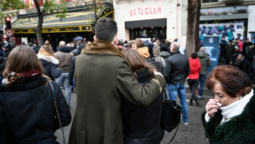 Rassemblement en hommage aux victimes des attaques jihadistes le 13 novembre 2016 devant le Bataclan à Paris