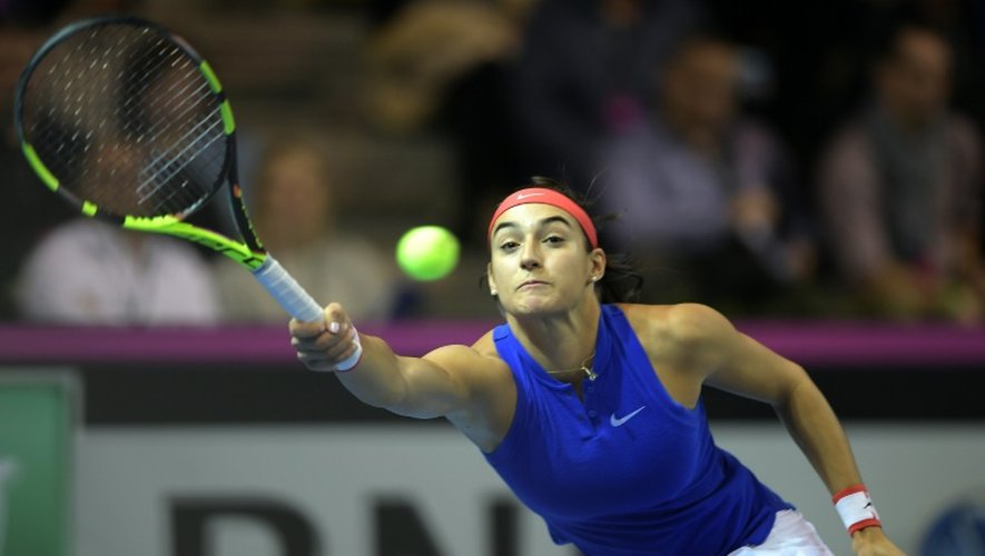 La Française Caroline Garcia face à la Tchèque Karolina Pliskova en finale de la Fed Cup, le 13 novembre 2016 à Strasbourg