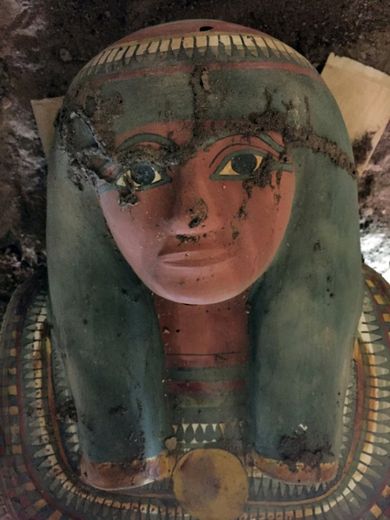 Une photo, fournie par le ministère égyptien des Antiquités le 13 novembre 2016, montre un sarcophage contenant une momie millénaire trouvée par des archéologues espagnols au sud de Louxor