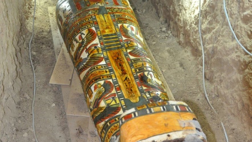 Une photo, fournie par le ministère égyptien des Antiquités le 13 novembre 2016, montre un sarcophage contenant une momie millénaire trouvée par des archéologues espagnols au sud de Louxor