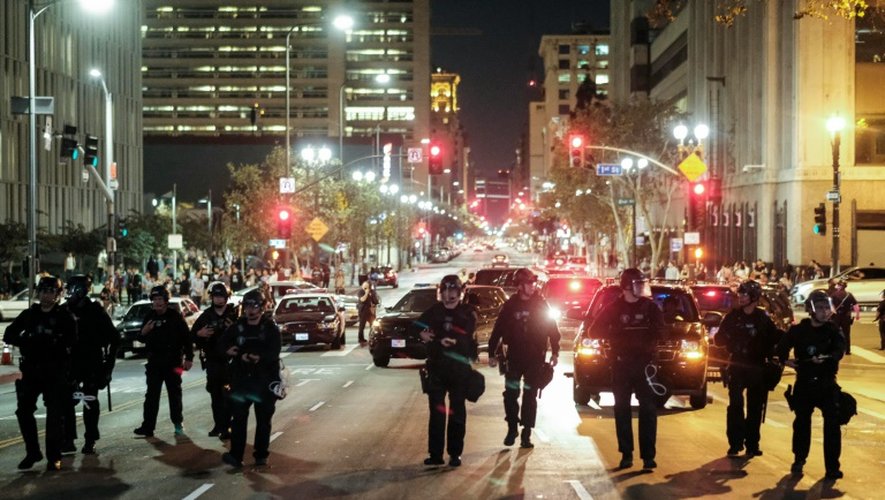 Des policiers déployés lors d'une manifestation anti-Trump, le 13 novembre 2016 à Los Angeles