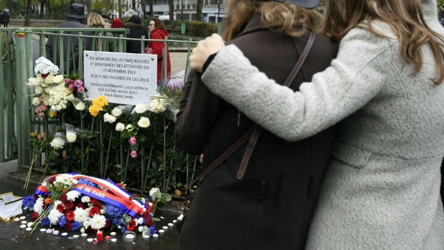 Deux femmes lors des commémorations des attaques jihadistes, devant le café "La Bonne Bière" le 13 novembre 2016 à Paris