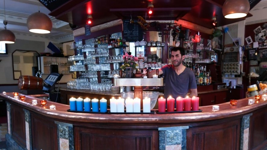 Des bougies bleu blanc rouge alignées sur le bar, le 13 novembre 2016 au Carillon à Paris