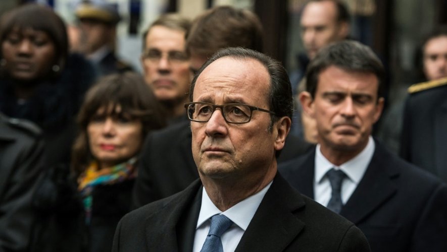 François Hollande et Manuel Valls devant le Comptoir Voltaire lors des commémorations des attaques jihadistes le 13 novembre 2016 à Paris