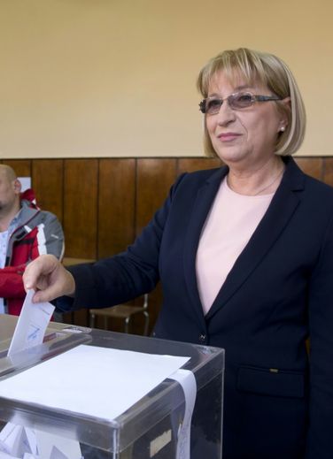La candidate à l'élection présidentielle bulgare, Tsetska Tsacheva vote à Pleven, le 13 novembre 2016