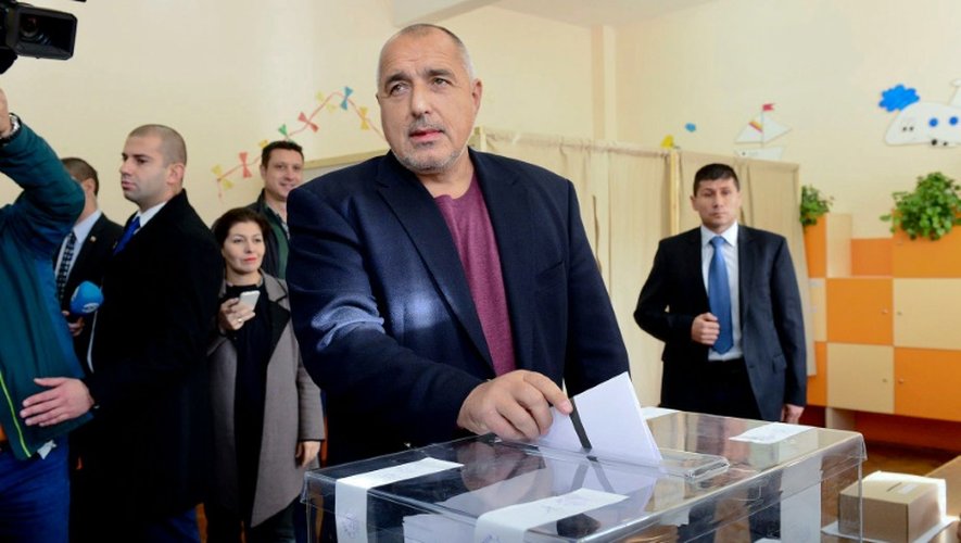 Le Premier ministre bulgare Boïko Borissov dépose son bulletin dans l'urne dans un bureau de vote à Sofia, le 6 novembre 2016